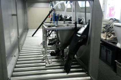 Industrial parts cleaning machine for the cleaning of train toilets