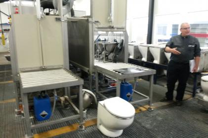 Machine de nettoyage pour le nettoyage de toilettes de trains