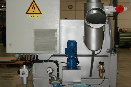 Rotating cleaning system for the cleaning of train engine parts