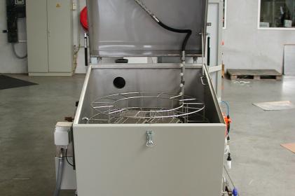 Machine à laver par aspersion pour le nettoyage d'amortisseurs ferroviaires
