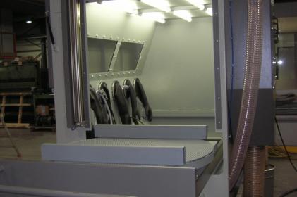 Dedusting cabinet for the dedusting of train/metro compressors