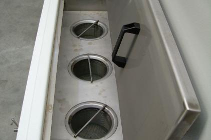 Machine à laver par aspersion pour le nettoyage de batteries ferroviaires