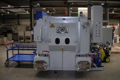 Machine de nettoyage rotative pour le nettoyage de systèmes de freinage ferroviaires