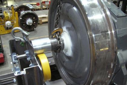 Pressure blasting cabinet for the blasting of railway wheels