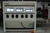 Pressure blasting cabinet for the blasting of railway shock absorbers